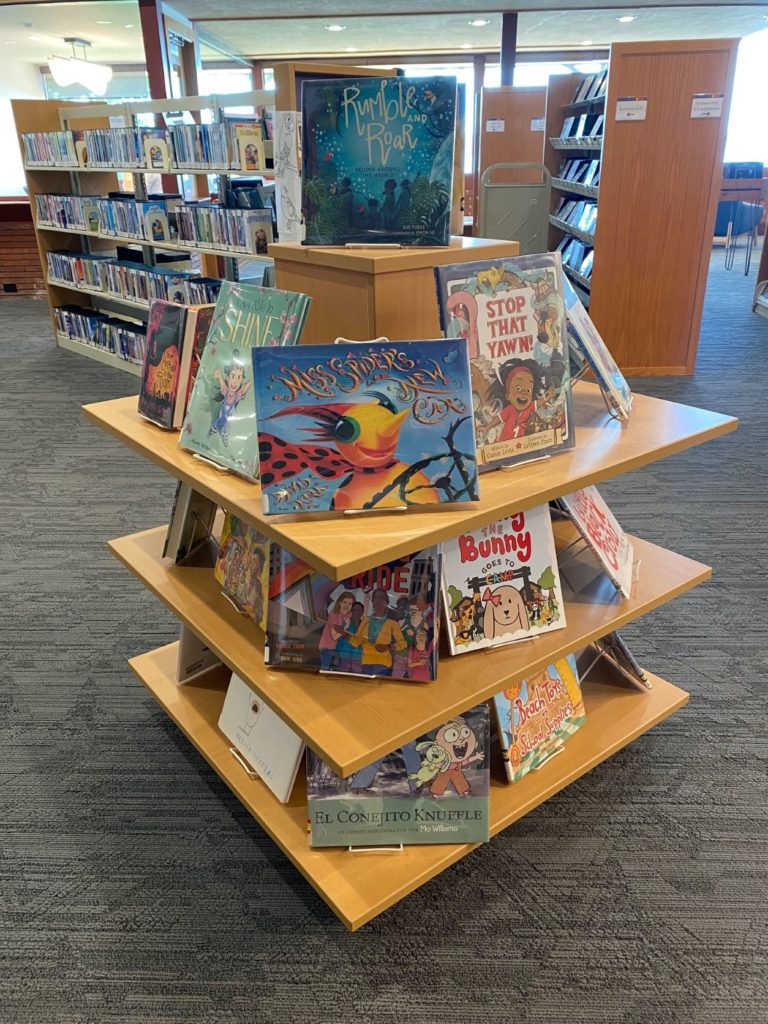 tiered square display for picture books