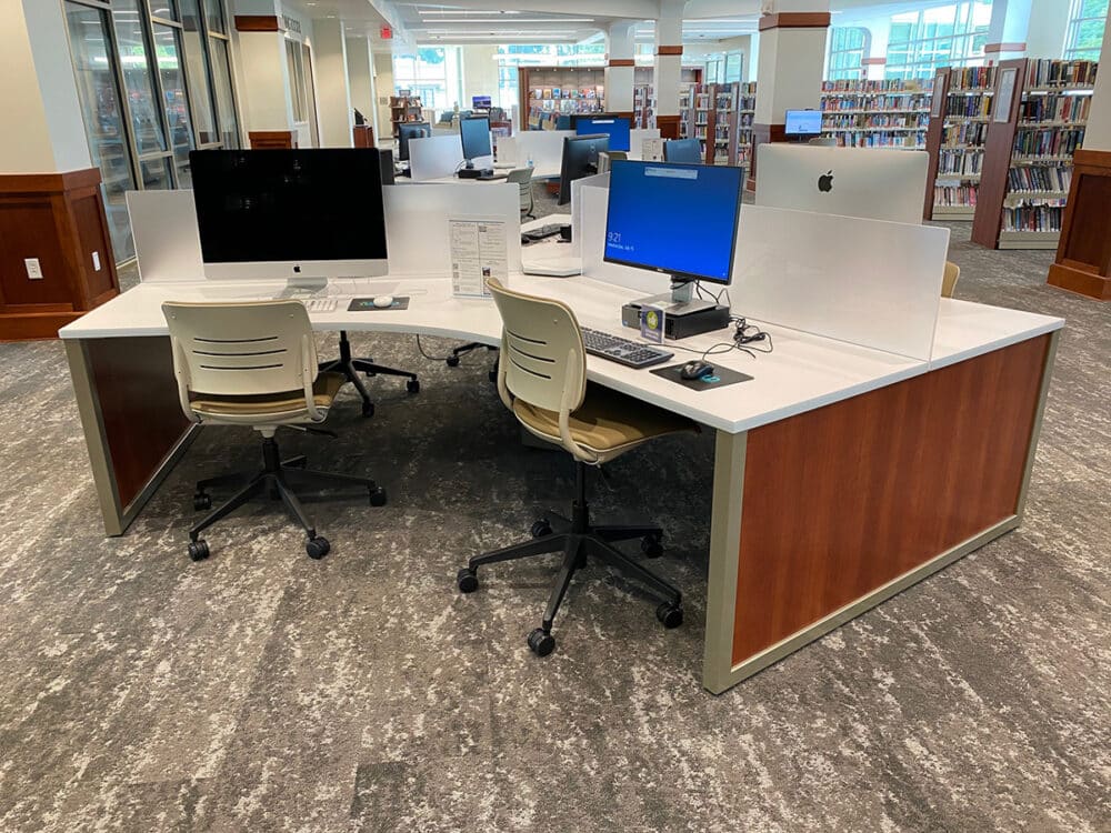 Computer table with privacy screens