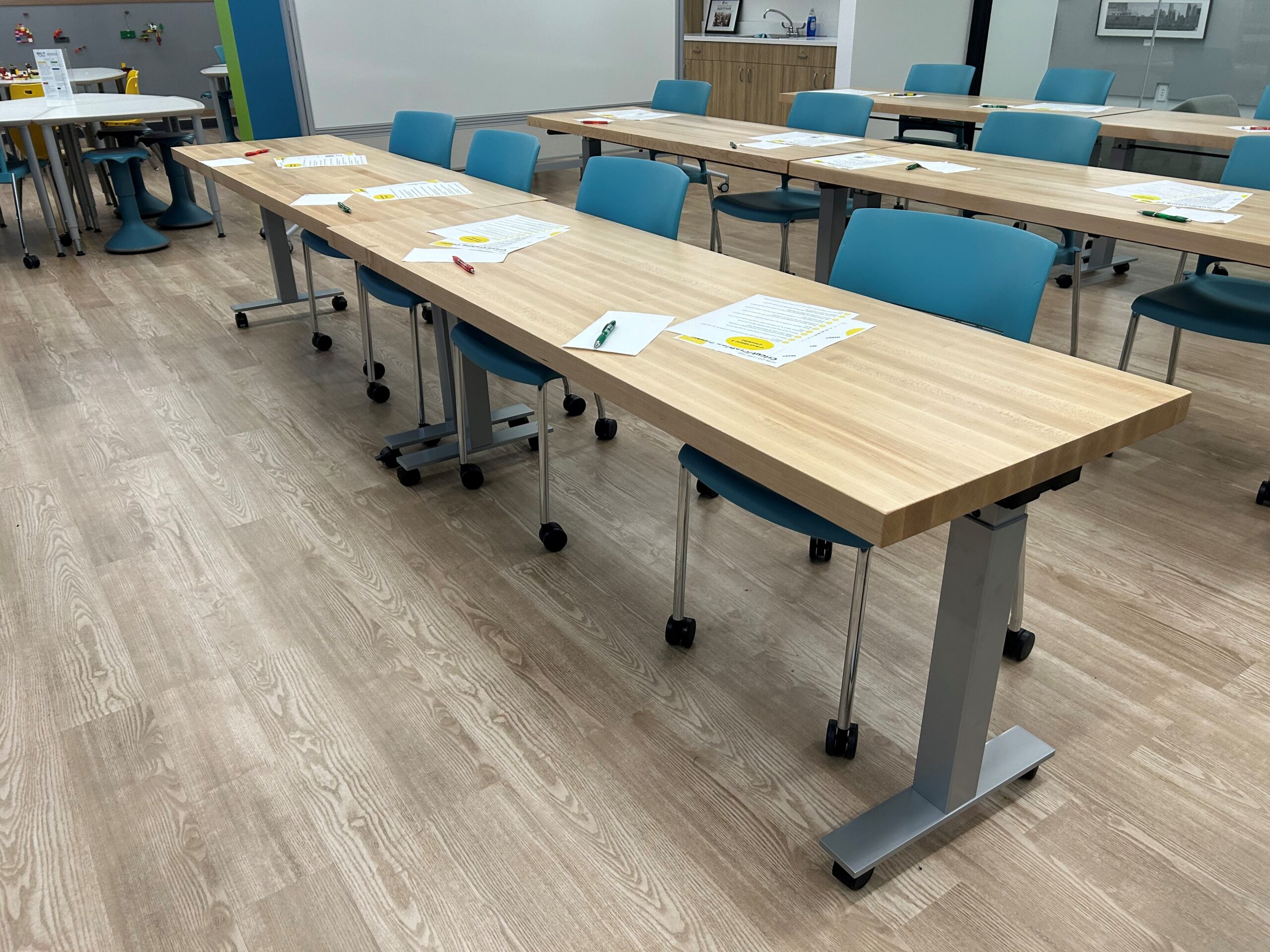 Washington PL_2024_QT-3712_Maker_MediaTech Porter Table_KI Strive Chair(Not LFI)-Discontinued Color (3)