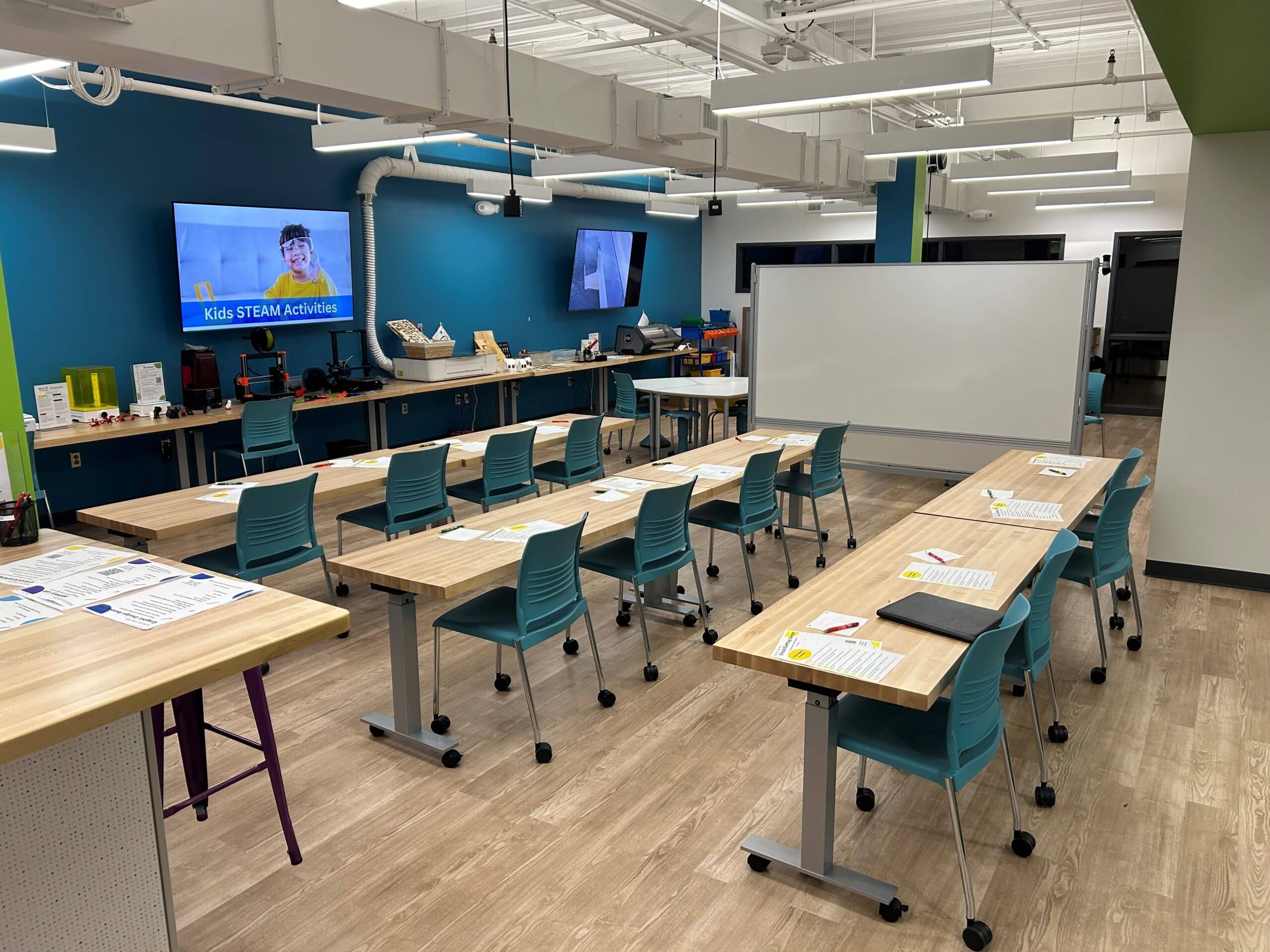 Washington PL_2024_QT-3712_Maker_MediaTech Porter Table_KI Strive Chair(Not LFI)-Discontinued Color (3)